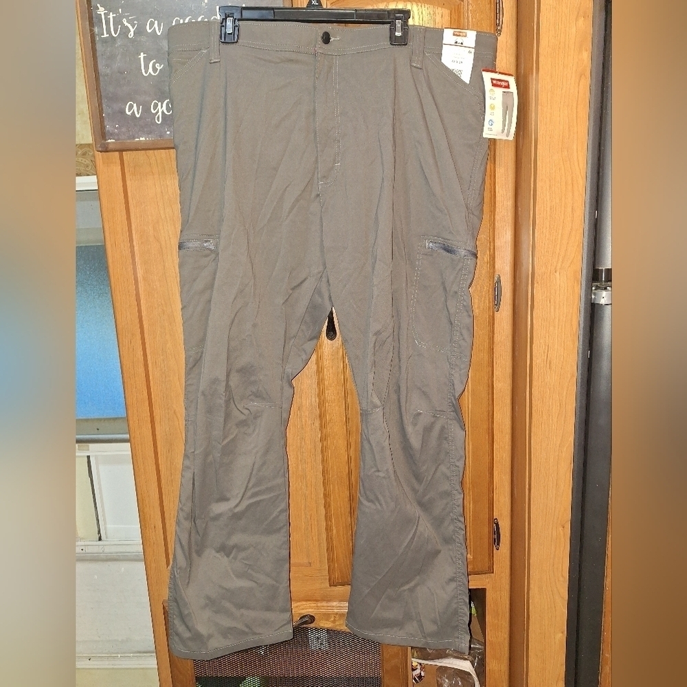 Wrangler Straight Fit Cargo Pants In A Men's 42×30. Comfort Waist, Wicking NWT